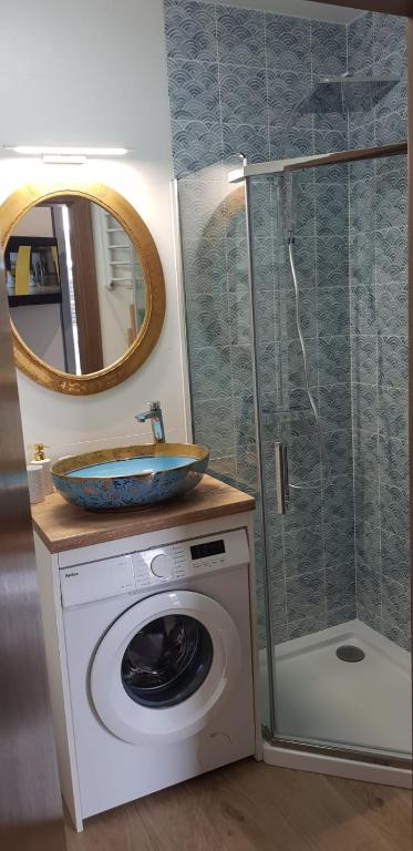 łazienka z umywalką i pralką w obiekcie Uroczy Apartament Happy 01 z widokowym tarasen na dachu - tuż przy plaży !!! w mieście Niechorze