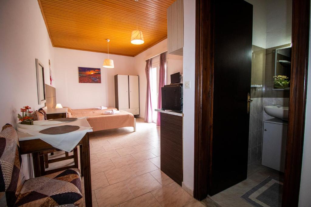 Кровать или кровати в номере Akis Villa Studios & Apartment with Pool by Hotelius
