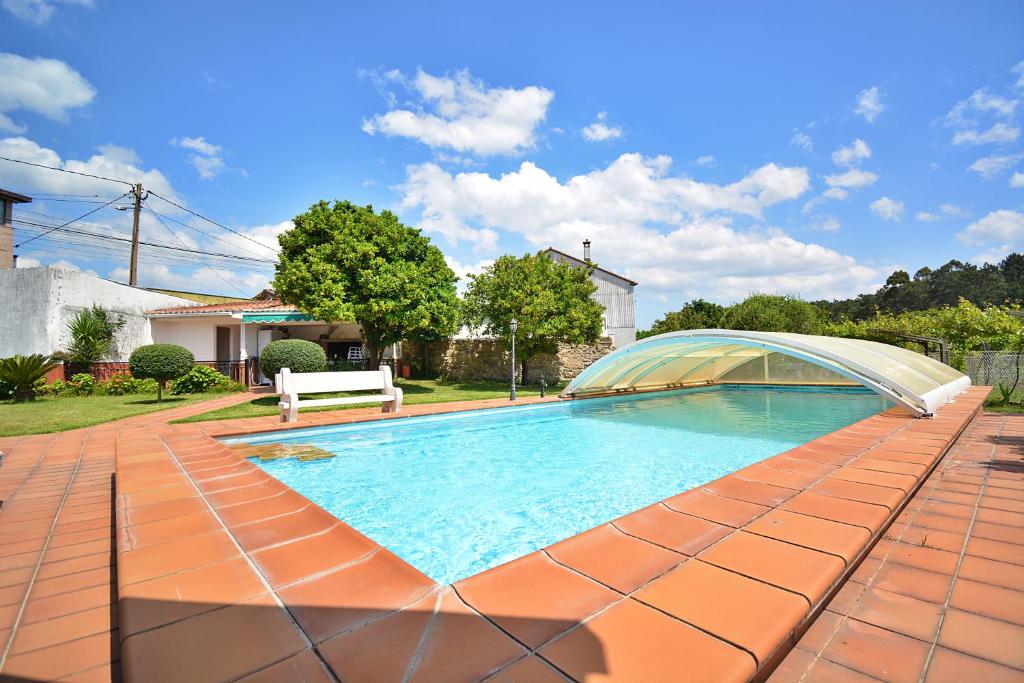 una piscina cubierta en Villa García, en Valga