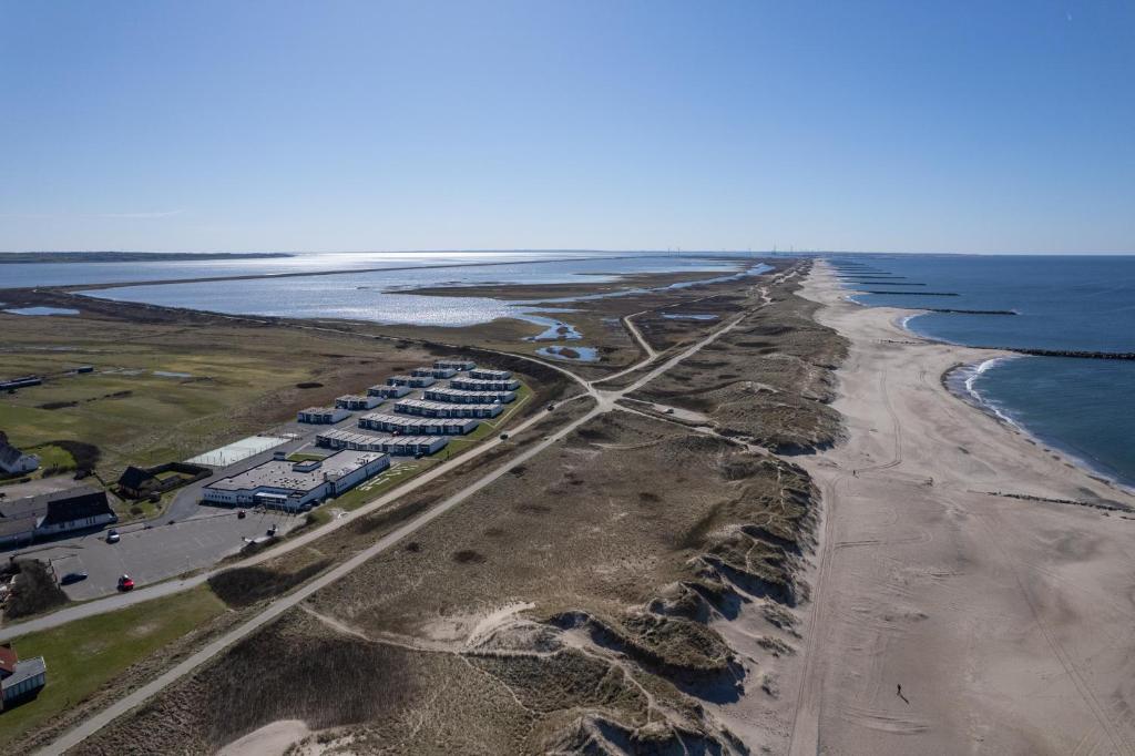 una vista aérea de la playa y del océano en Agger Holidays, en Vestervig