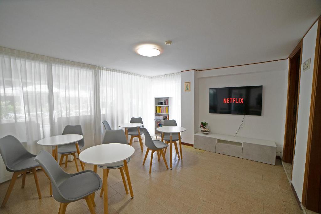 TV a/nebo společenská místnost v ubytování Hotel Ischia