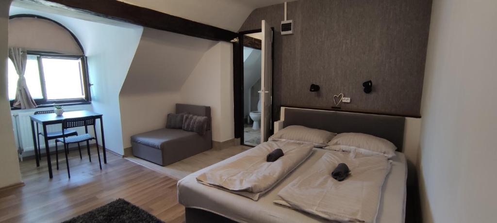 A bed or beds in a room at Bristol Apartments
