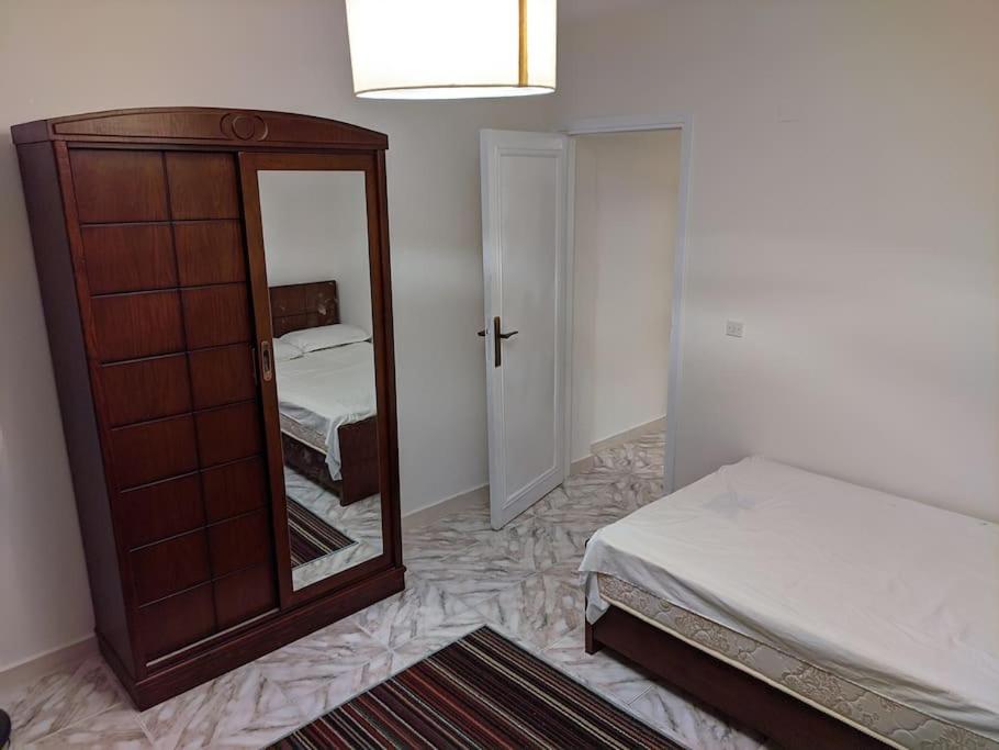 Postel nebo postele na pokoji v ubytování Spacious 3 bedroom apartment with a sea view.