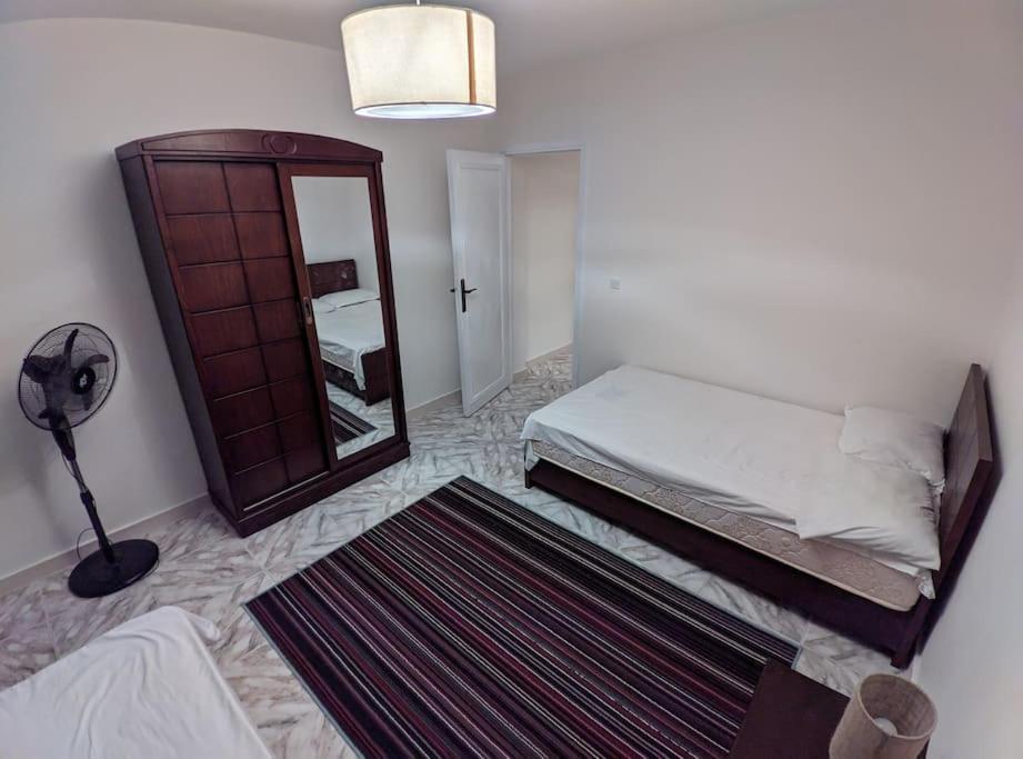 Postel nebo postele na pokoji v ubytování Spacious 3 bedroom apartment with a sea view.