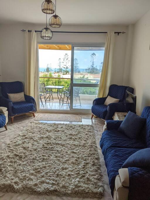 Posezení v ubytování Spacious 3 bedroom apartment with a sea view.