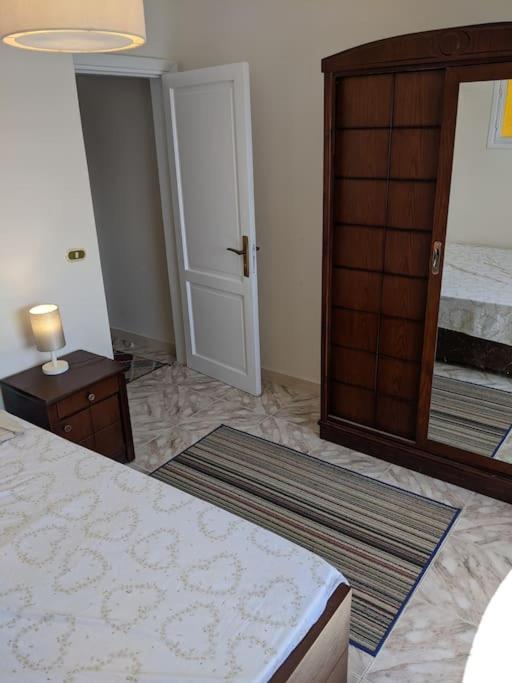 Postel nebo postele na pokoji v ubytování Spacious 3 bedroom apartment with a sea view.