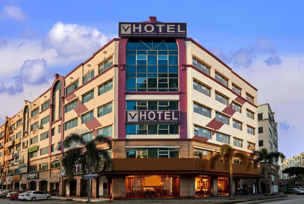 un edificio con un cartello dell'hotel sopra di V Hotel Kuala Lumpur a Kuala Lumpur