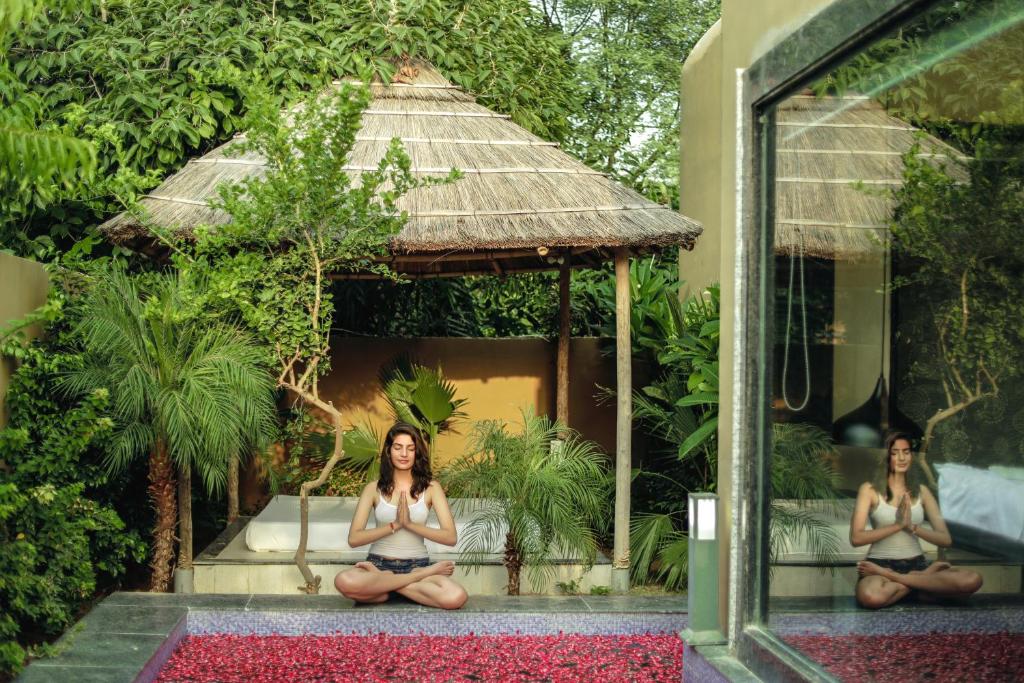 zwei Frauen, die vor einem Haus meditieren in der Unterkunft Nature Village Resort in Pushkar