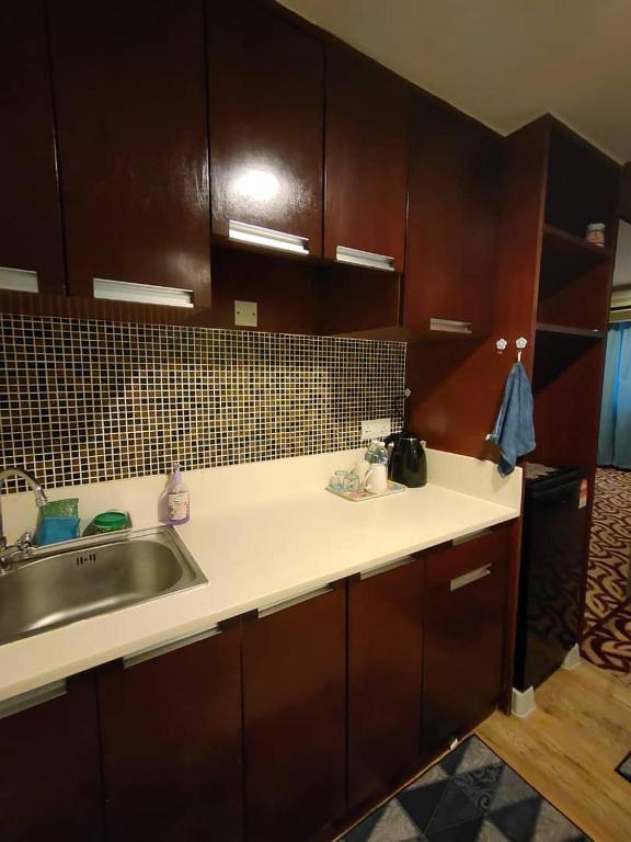 Kuchyň nebo kuchyňský kout v ubytování Stay In Kay Kay Hotel Suite at South China Sea Place Suite