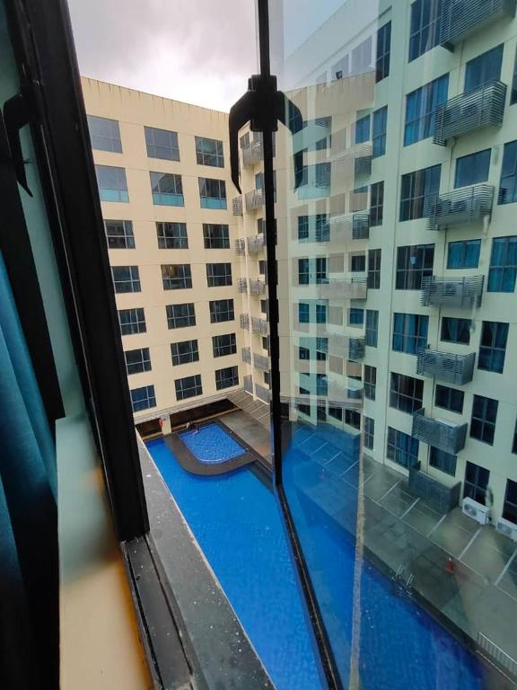 Bazén v ubytování Stay In Kay Kay Hotel Suite at South China Sea Place Suite nebo v jeho okolí