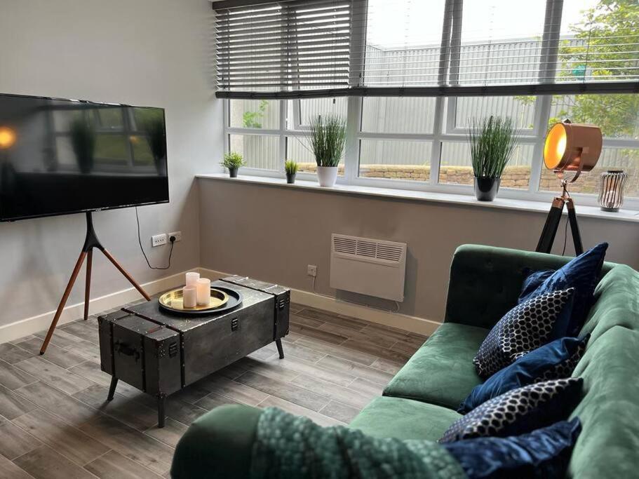 TV at/o entertainment center sa Modern 1 Bed Apartment in Mansfield Town Centre