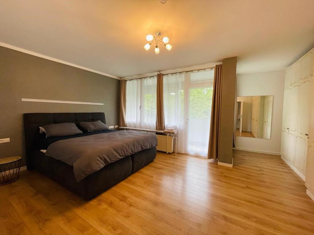 ein Schlafzimmer mit einem großen Bett und Holzboden in der Unterkunft Appartement 202 in Klagenfurt am Wörthersee