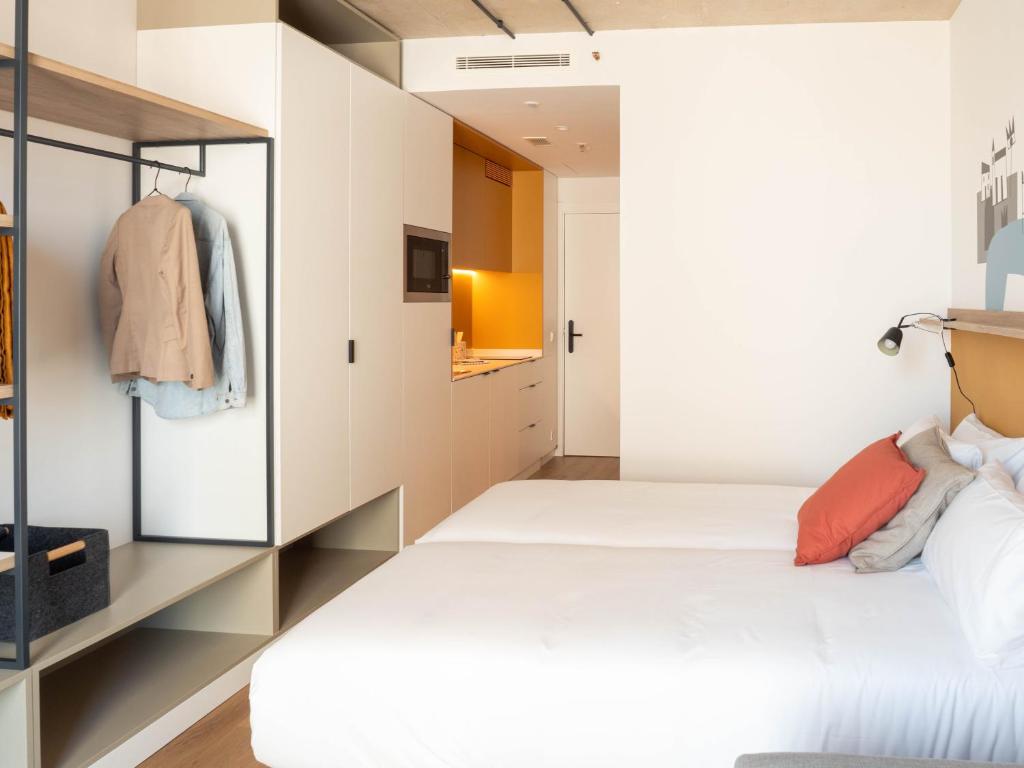 A bed or beds in a room at Kora Green City - Aparthotel Passivhaus