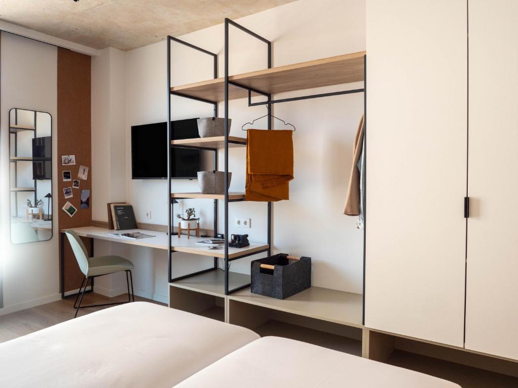 A television and/or entertainment centre at Kora Green City - Aparthotel Passivhaus