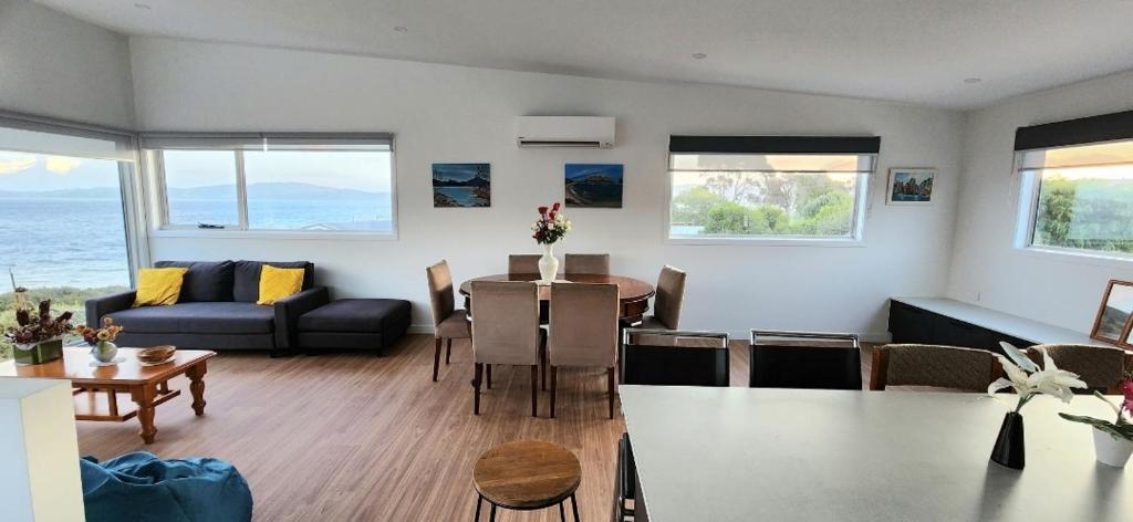 Posezení v ubytování Beach Getaway - Blessington Villa