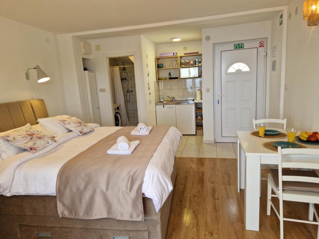 Postel nebo postele na pokoji v ubytování Apartmani Luan