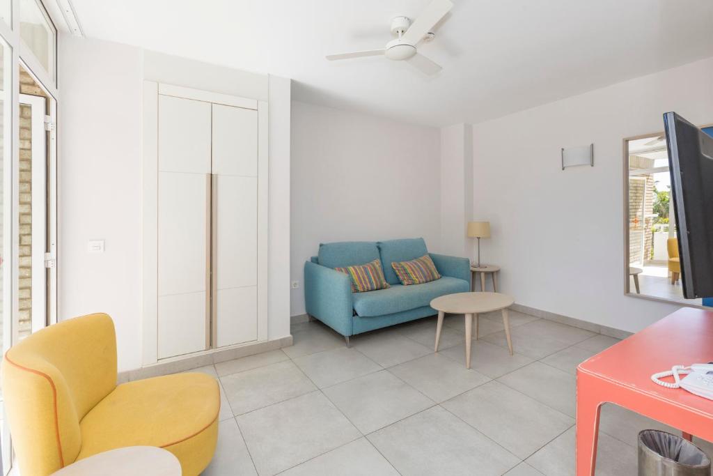 TV a/nebo společenská místnost v ubytování Hotel LIVVO Veril Playa