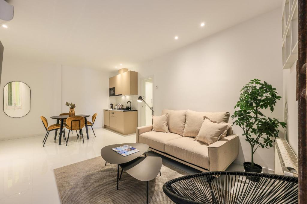 salon z kanapą i stołem w obiekcie Apartamento Embajadores XVII w Madrycie