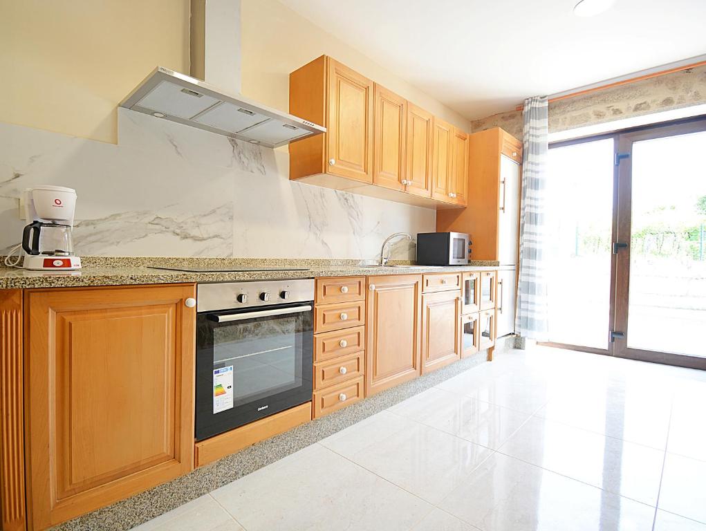 Dapur atau dapur kecil di Adosado I en Vilanova de Arousa