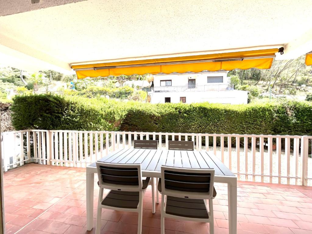 einen weißen Tisch und Stühle auf einer Terrasse in der Unterkunft Adosado Ripolles in Tarragona