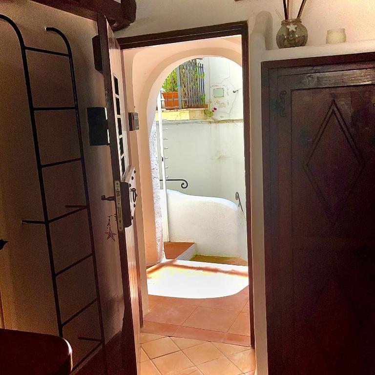 Koupelna v ubytování Il Mare Nel Pozzo Sperlonga Centro Storico Tutti i servizi sotto casa, a 100 mt dal mare Parcheggio multilivello adiacente, lasci la macchina e fai tutto a piedi!