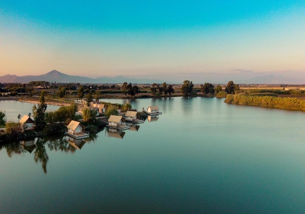 eine Luftansicht auf einen großen See mit Häusern in der Unterkunft Nabi Resort Glamping & SPA in Castel Volturno