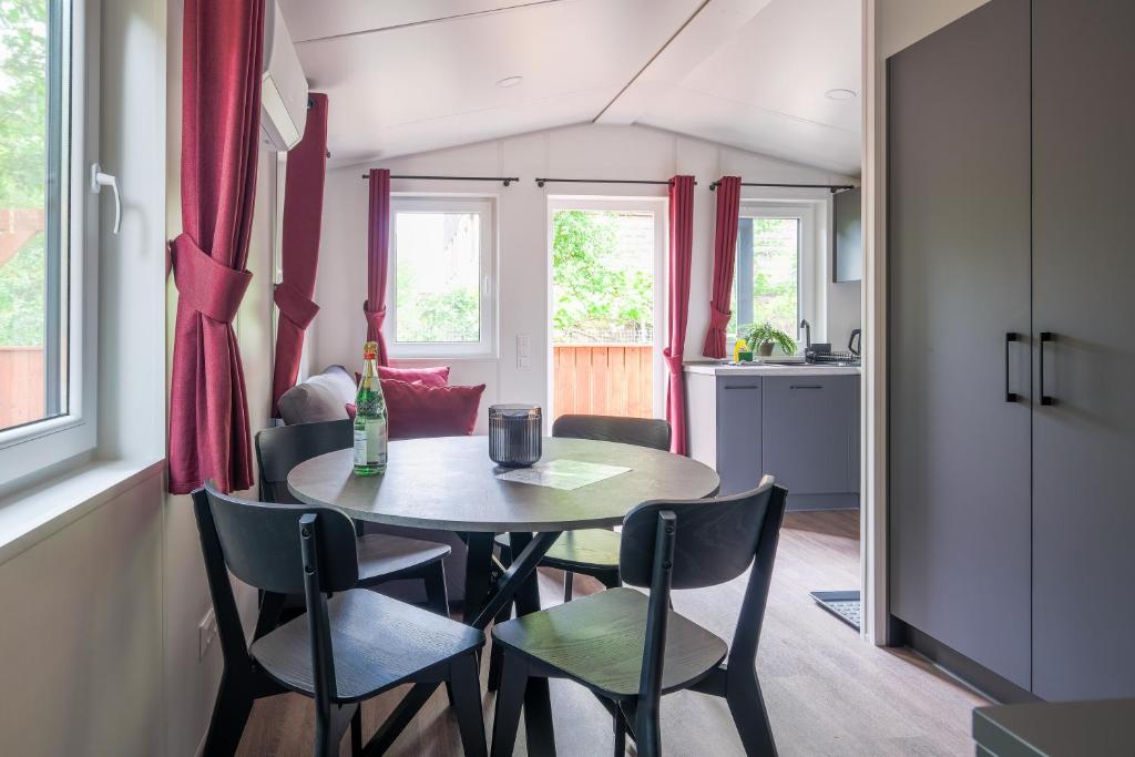 uma pequena sala de jantar com mesa e cadeiras em Gecko - The Tiny House em Landau in der Pfalz