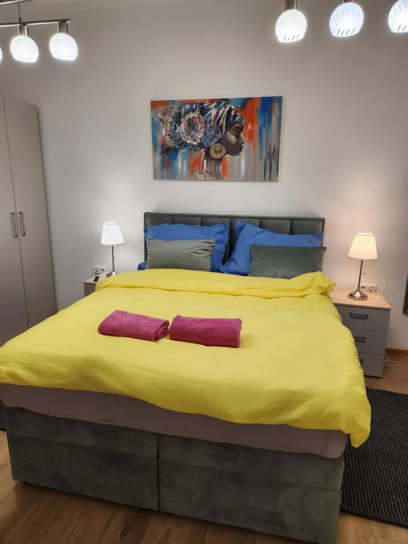 ein Schlafzimmer mit einem großen gelben Bett mit zwei Kissen in der Unterkunft APARTMAN ZAGREB cca 42m2 with free parking in Zagreb