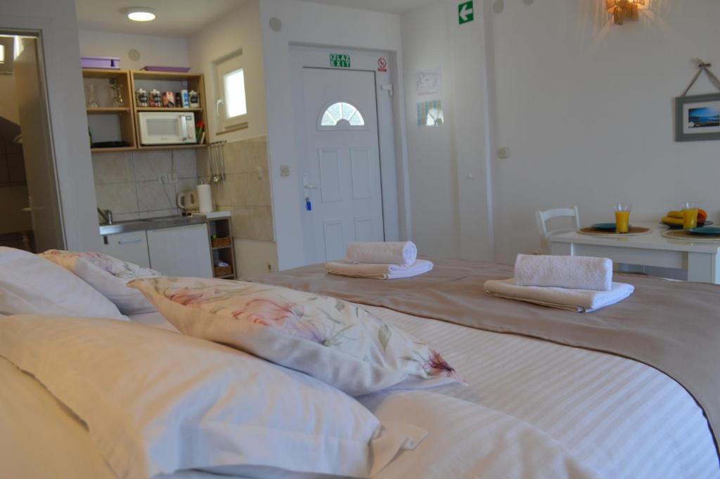 Postel nebo postele na pokoji v ubytování Apartmani Luan