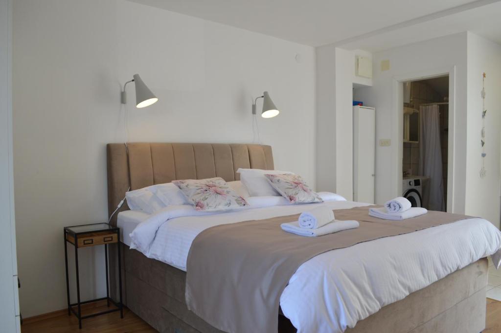 Postel nebo postele na pokoji v ubytování Apartmani Luan