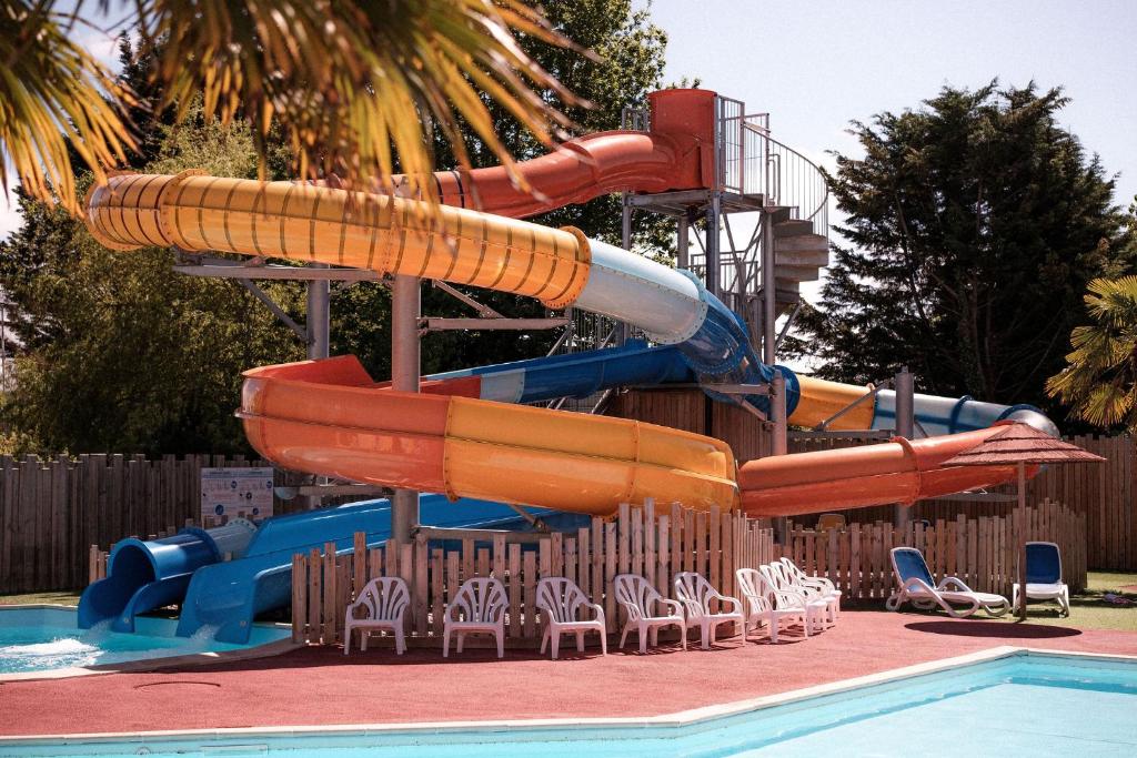 un parque acuático con tobogán y piscina en L'Orée de l'Océan - Vendée en Landevieille