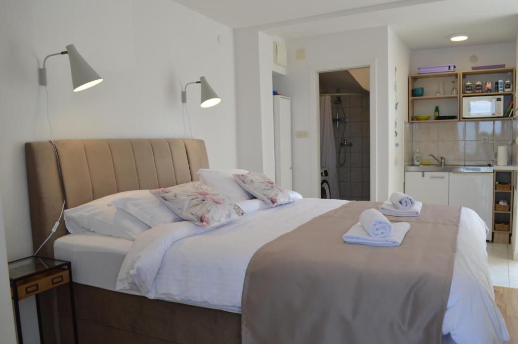 Postel nebo postele na pokoji v ubytování Apartmani Luan