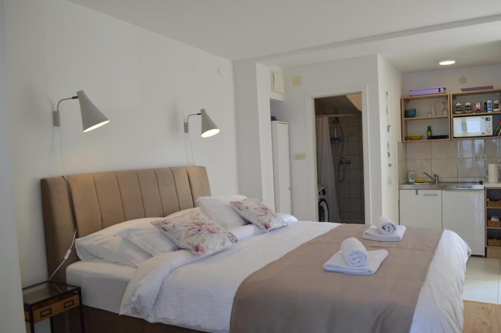 Postel nebo postele na pokoji v ubytování Apartmani Luan