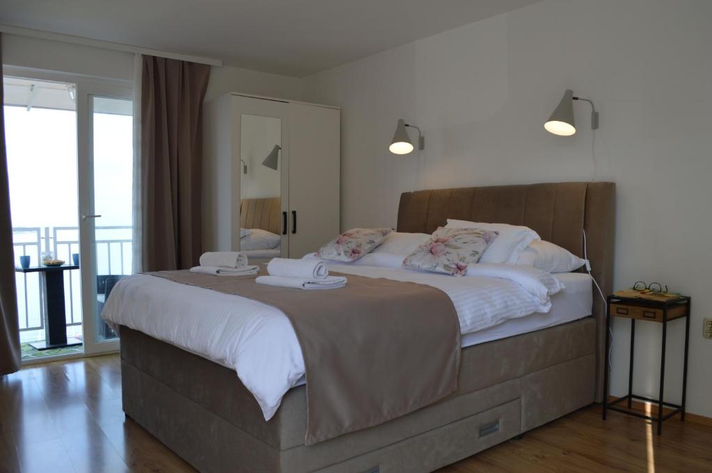 Postel nebo postele na pokoji v ubytování Apartmani Luan
