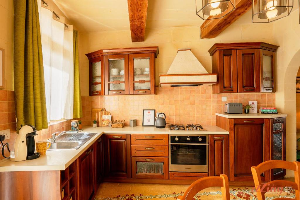 Kuchyň nebo kuchyňský kout v ubytování Charming Gozo Farmhouse with Pool, Sannat