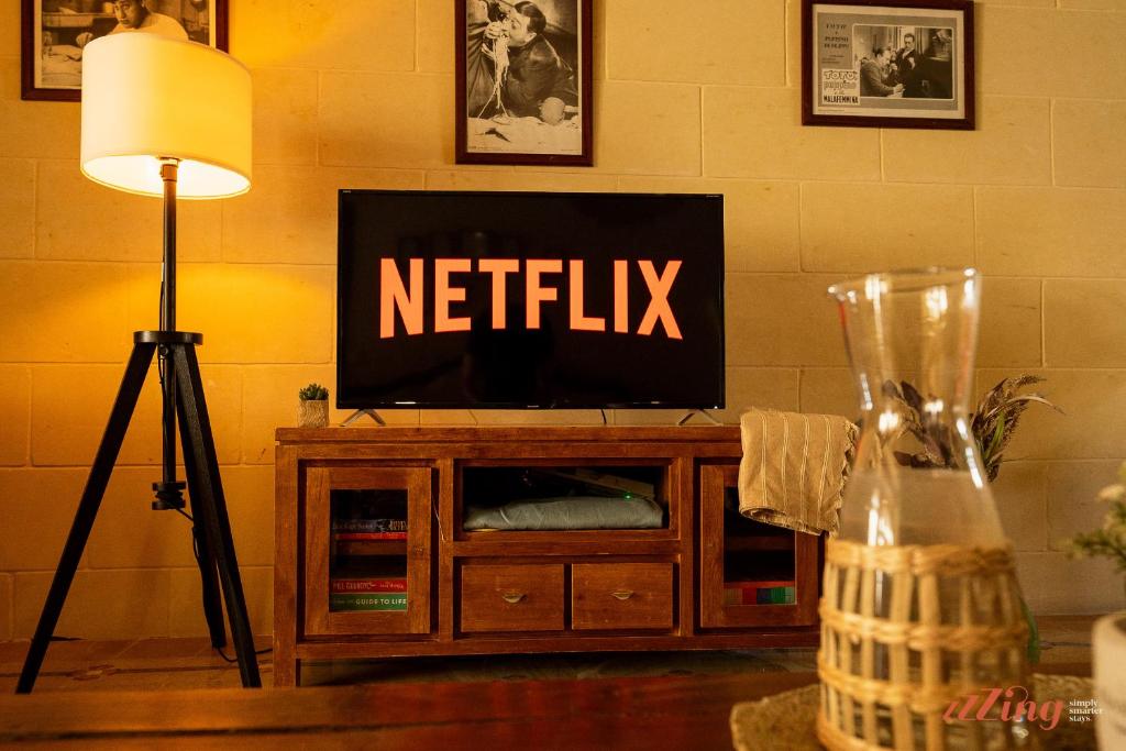 TV a/nebo společenská místnost v ubytování Charming Gozo Farmhouse with Pool, Sannat