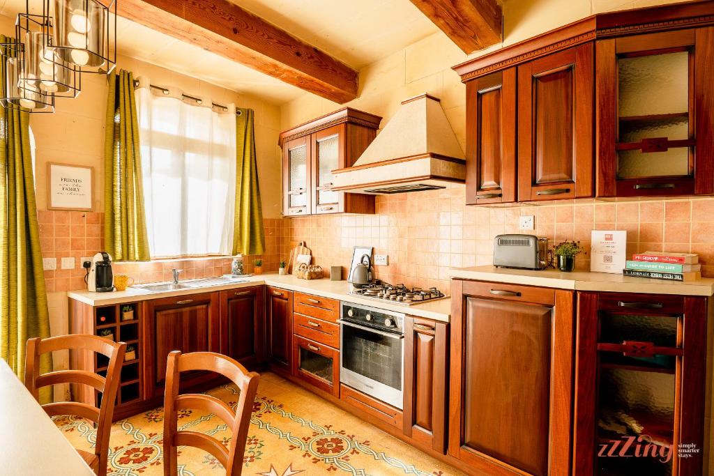 Kuchyň nebo kuchyňský kout v ubytování Charming Gozo Farmhouse with Pool, Sannat
