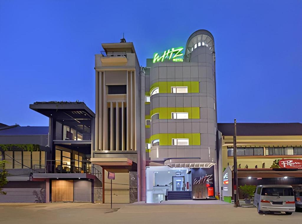 budynek z znakiem na boku w obiekcie Whiz Hotel Falatehan Jakarta w Dżakarcie