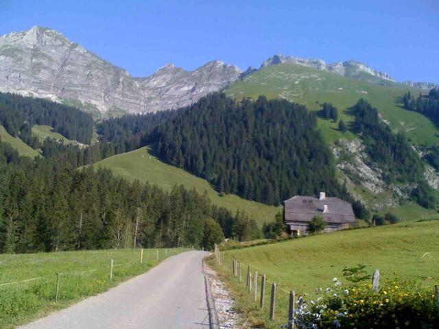 a dirt road leading to a house on a mountain at L'Étoile Enchantée in Ciernes-Picat