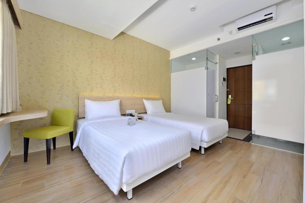 Postel nebo postele na pokoji v ubytování Whiz Hotel Falatehan Jakarta
