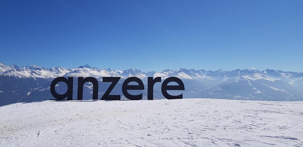 ein Schild auf einem schneebedeckten Berg in der Unterkunft Anzère Studio 2-4 personnes in Anzère
