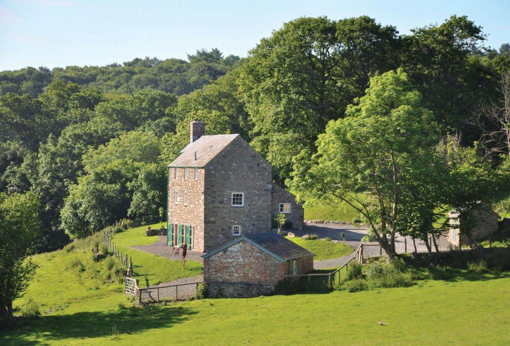 an old stone barn on a green field at Lletty in Eglwys-Fâch