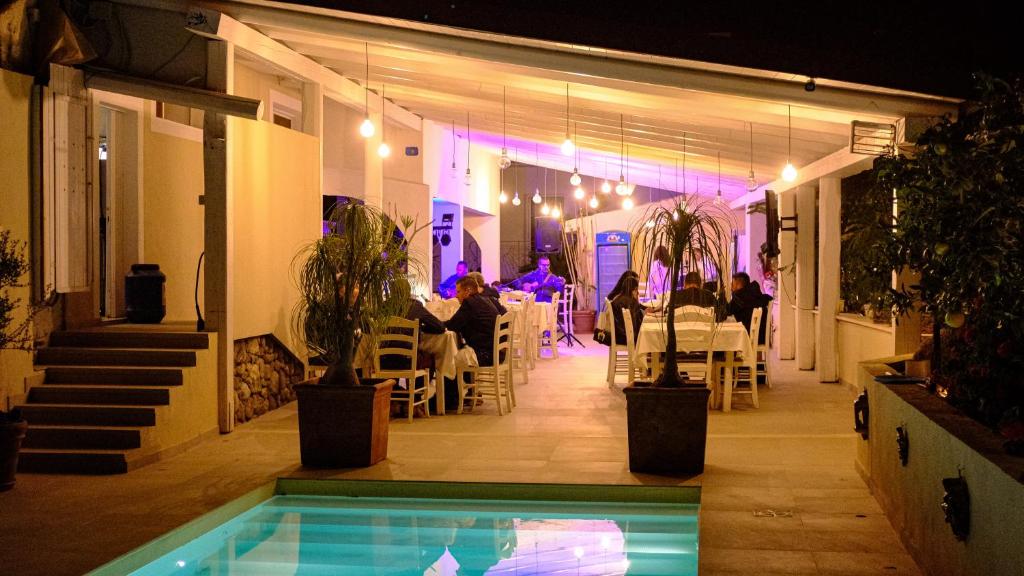 Bazén v ubytovaní HOTEL MERCURIO SUL MARE - Fish restaurant and private beach alebo v jeho blízkosti