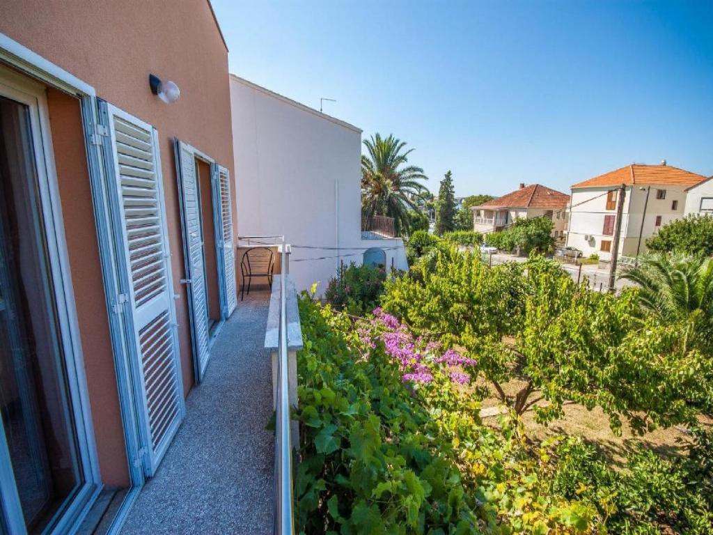 einen Balkon eines Gebäudes mit Pflanzen und Blumen in der Unterkunft Apartments Amalia in Zadar