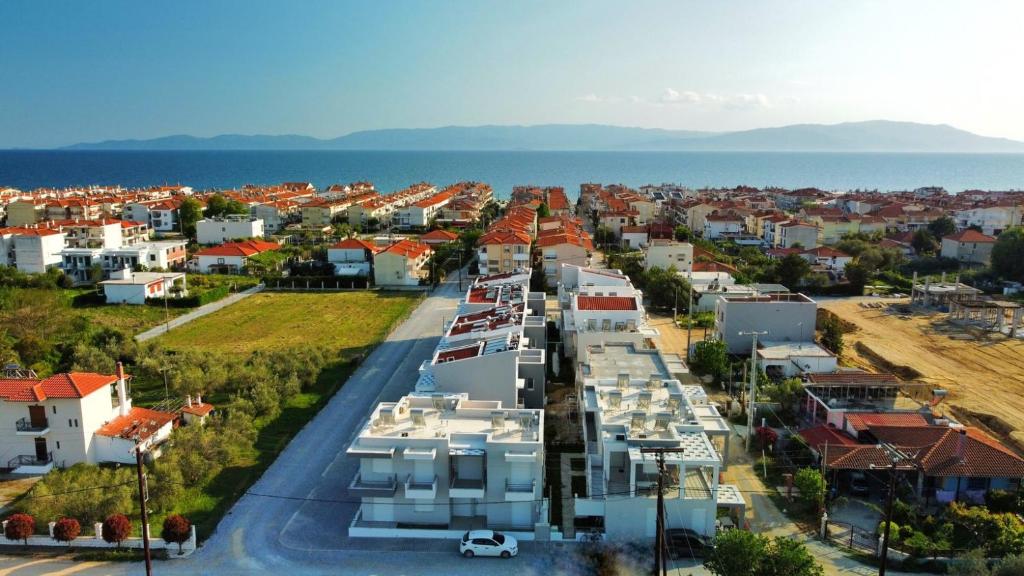 una vista aérea de una ciudad con casas y el océano en Nefeli Residential Complex, en Ofrinion