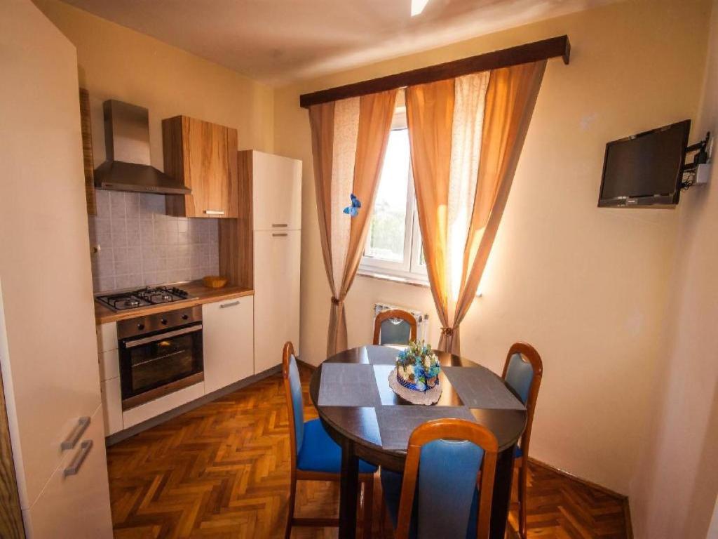 Kuchyňa alebo kuchynka v ubytovaní Apartments Amalia