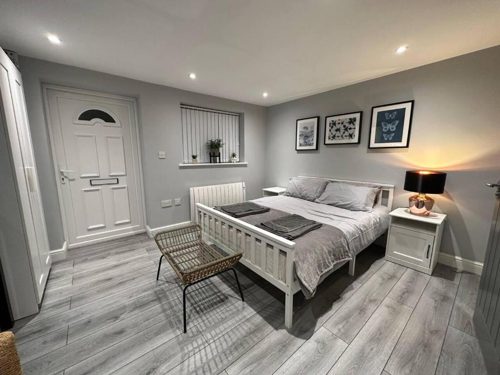 En eller flere senger på et rom på Luxury Detached Studio Apartment in Luton