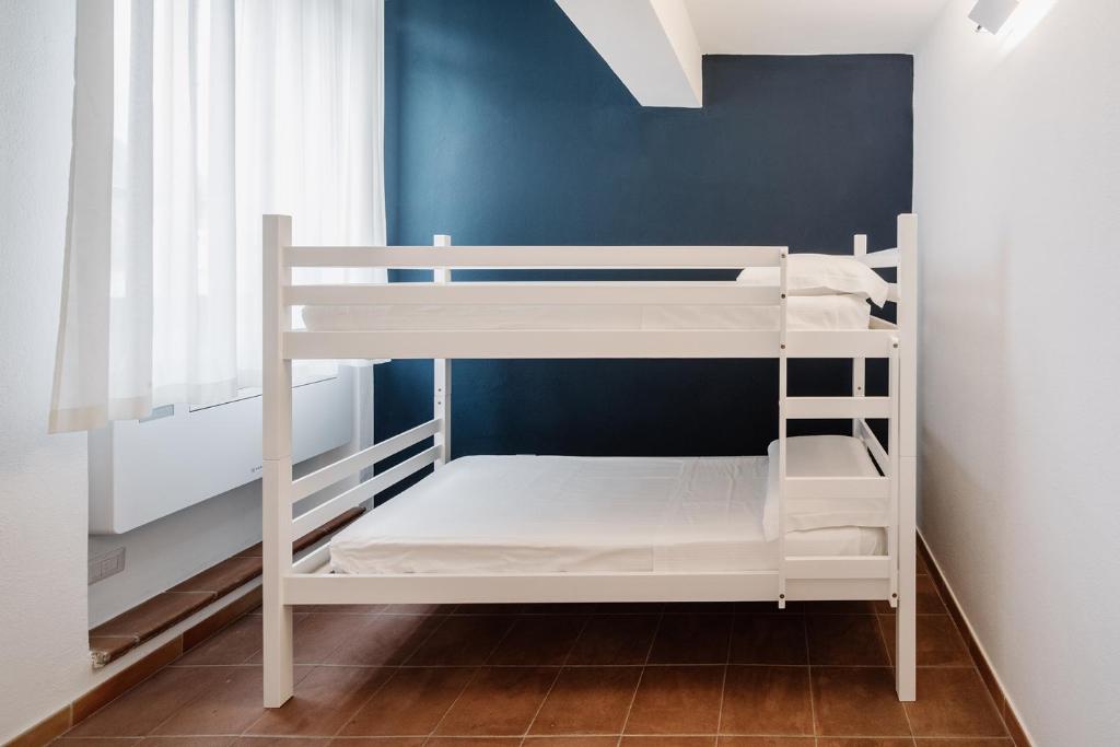 布傑魯的住宿－OSTELLO HENRY，一间卧室配有两张双层床。