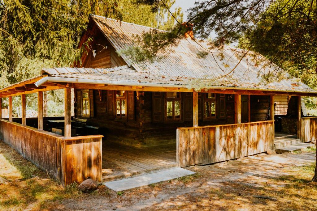 een oud houten huis midden in een bos bij Domek w lesie, nocleg na Lubelszczyźnie in Sosnówka