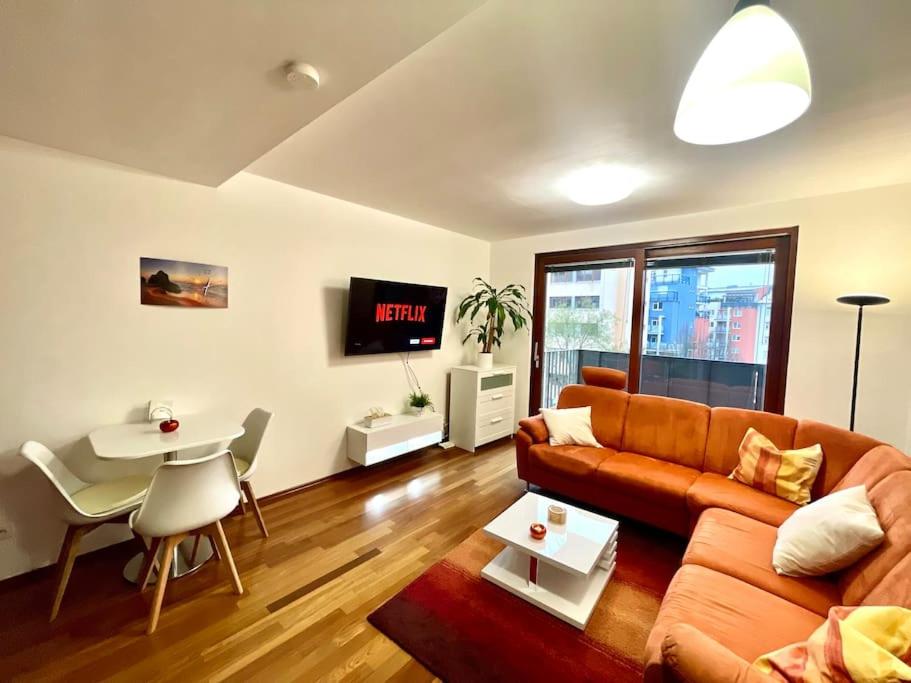 sala de estar con sofá y mesa en Entire Apartment, FREE PARKING, City Center 15 Minutes, en Praga